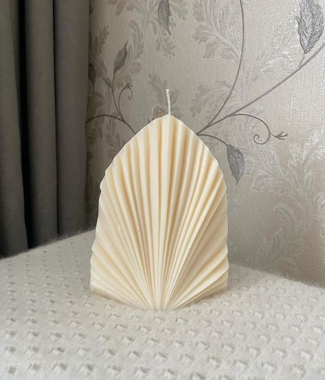 Load image into Gallery viewer, GOLDEN FLAMES PALM LEAF CANDLE
