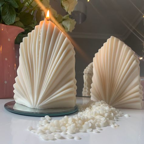 Load image into Gallery viewer, GOLDEN FLAMES PALM LEAF CANDLE
